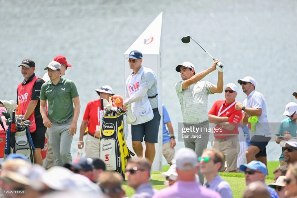 Joaquín Niemann salva la ronda en los últimos hoyos y sigue vigente en el Tour Championship